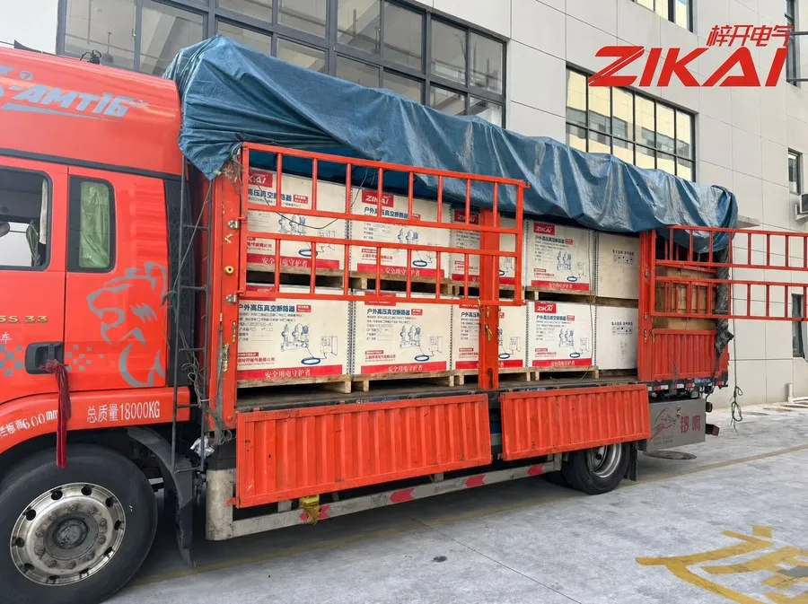 Poln tovornjak vakuumskih odklopnikov, nameščenih na drogove, se odpravi v Guizhou